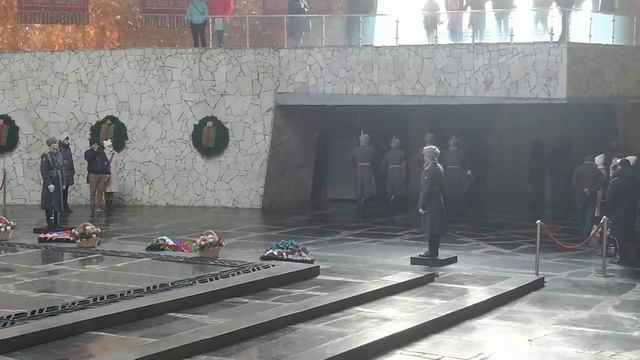 Смена Почётного Караула в Пантеоне Славы Мамаев Курган, Волгоград, 2 января 2023 года, 12:00 часов смотреть онлайн