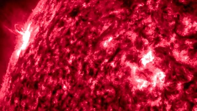 NASA ПОКАЗАЛО МОЩНЫЕ ВСПЫШКИ НА СОЛНЦЕ