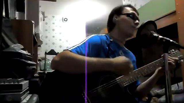 Парень поет под гитару С ДУШОЙ! смотреть онлайн