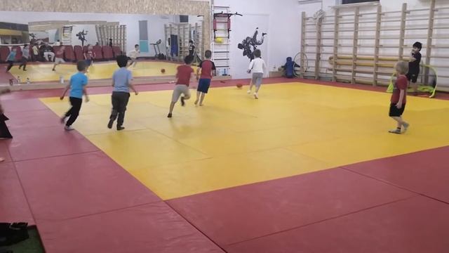 День рождения продолжается! Поздравления на тренировке дзюдо.