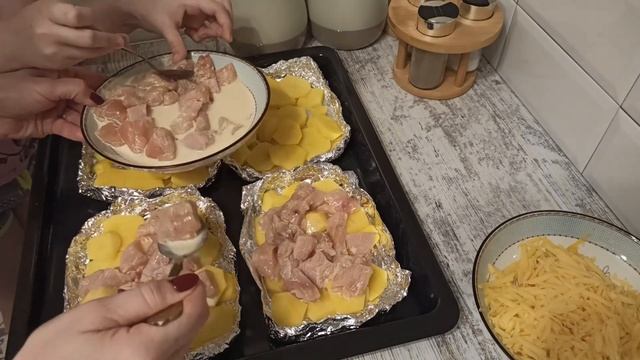 ЛОДОЧКИ С КУРИНЫМ ФИЛЕ ПОД СЫРОМ смотреть онлайн