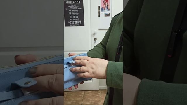 Обзор голубой сумочки по акции по 6-му каталогу смотреть онлайн