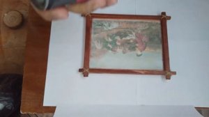 Нанесение бесцветного лака при помощи баллончика на фото