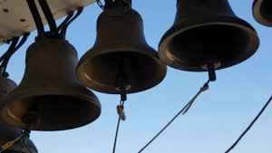 Звонарь Сергей Никольский на колокольне храма Преображения Господня в Радонеже