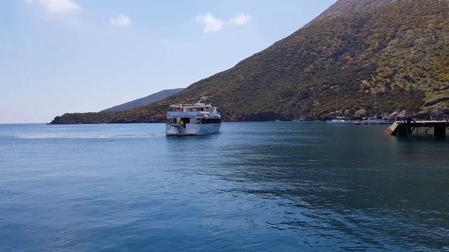 Швартовка корабля Eolie Savadori. Остров Вулька́но