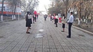 Ученики 11 х классов встречают учителей торжественно  в честь ,,Дня  Учителя,,