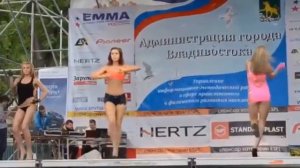 Из за леса выезжает конная милиция