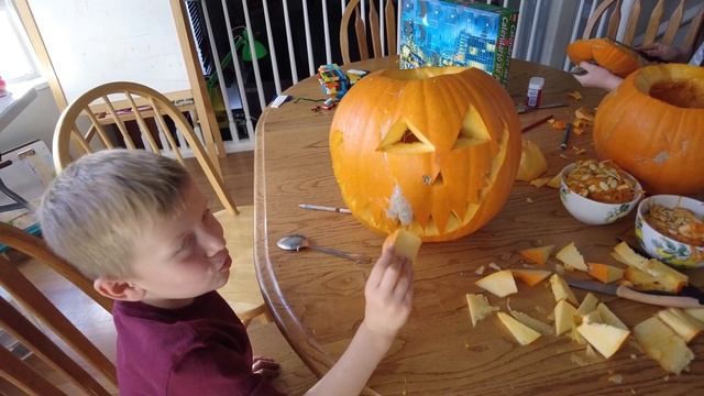 ПУСТЫЕ УЛИЦЫ//САМЫЙ ГРУСТНЫЙ ХЭЛЛОУИН в США//ПОШЛИ ЗА СЛАДОСТЯМИ В ДРУГОЙ ДЕНЬ//Halloween 2021 смотреть онлайн