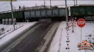 Авария на переезде. Поезд сошёл с рельс.