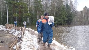 Сотрудники МЧС России стоят на защите электростанции от затопления