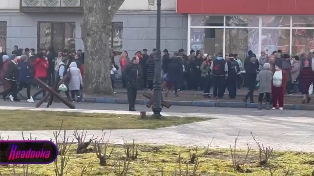 жители херсона выстраиваються в длинные очереди за гуминатаркой из россии. смотреть онлайн