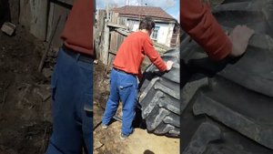 Септик из К-700 вских покрышек ,момент опускания 4 той последней покрышки, копали в ручную...