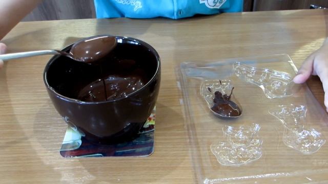 Как сделать шоколадные конфеты дома?  Конфеты Щенячий Патруль из шоколадной  фабрики смотреть онлайн