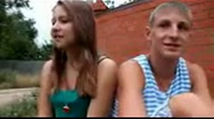 Девушка и мальчик читает реп