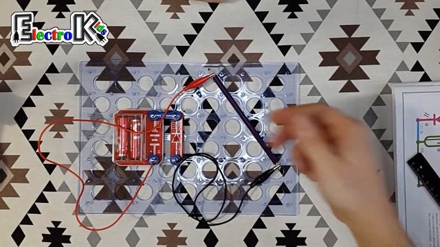 Эксперимент - пропускает ли яблоко электричество? Проводники и диэлектрики. Конструктор Знаток. смотреть онлайн