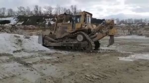 Бульдозер CAT D9 R планировка участка на карьере
