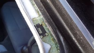 Отстёгиваем потолок от люка 2 Ауди А4Б5 (1996г,седан)