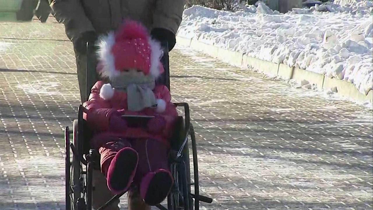 Чудом выжившая в авиакатастрофе в Хабаровском крае трехлетняя девочка выписалась из больницы