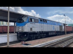 ТЭ33АС-1003 монгольских железных дорог проносится по станции Улан-Батор с составом полувагонов