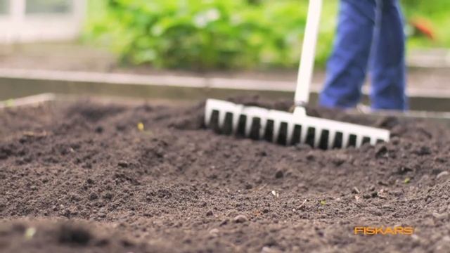 FISKARS LIGHT SERIES - Planting tomatoes смотреть онлайн