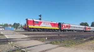 Тепловоз ЧМЭ3-1140 с двумя вагонами на станции Рыбинск-пассажирский