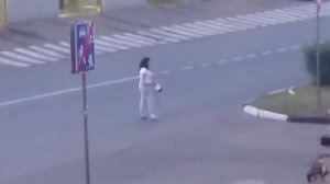 Пьяная баба чудит, пристает к мужикам