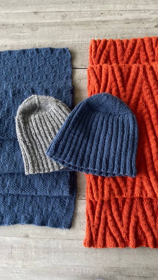 Шапка и шарф (два комплекта) #knitting #вяжемслюбовью #спицы #вязание #творчество