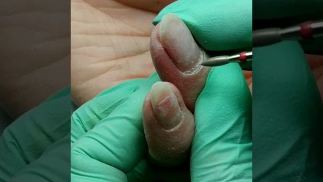 Как поднять кутикулу фрезой. Аппаратный маникюр.Часть 1 смотреть онлайн