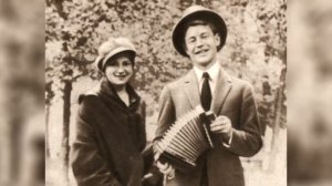 Над окошком месяц