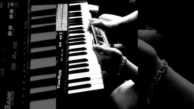 Брат игучится играть на пианино! смотреть онлайн