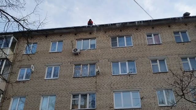 Сосульки на крыше многоквартирного дома. смотреть онлайн