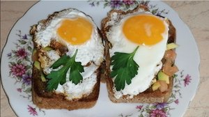 Тост с авокадо, помидором и яйцом