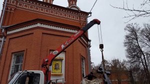 Установка Креста на могилке о. Василия