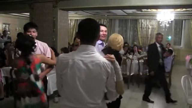 Певец на свадьбе!