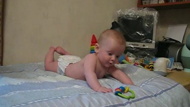 Веселый малыш. Массаж грудного ребенка 5 месяцев. смотреть онлайн