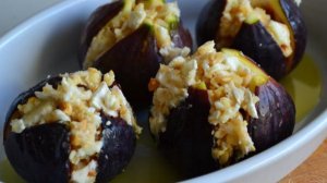 Инжир с козьим сыром и орешками