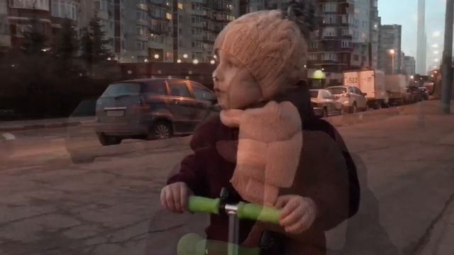 Лера на самокате - записываем сообщение подружке Саше