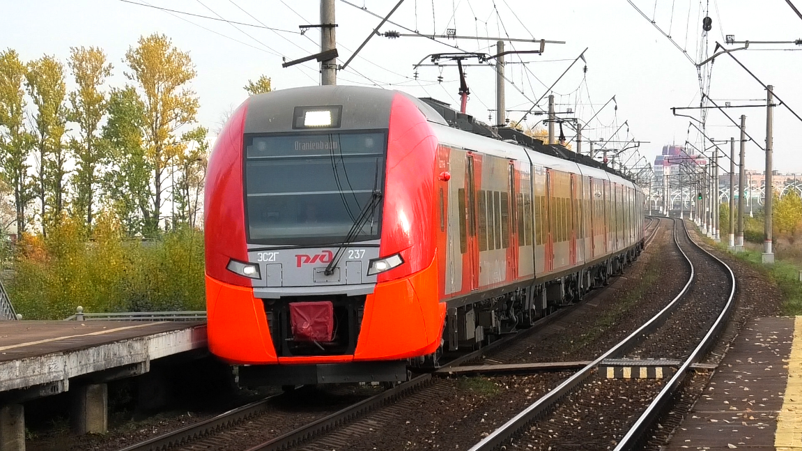 ЭС2Г-237 "Ласточка" сообщением Санкт-Петербург — Ораниенбаум-1 прибывает на о.п. Дачное