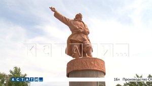 Памятник Минину в Балахне во время ремонта стал розовым