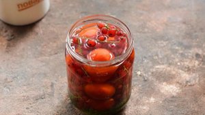 Помидоры с красной смородиной на зиму