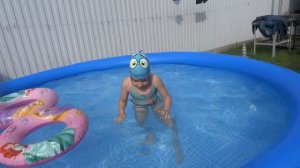 Плавание в дачном бассейне.