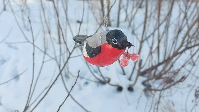 Елочная игрушка Снегирь с рябиной смотреть онлайн