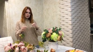 Композиция из искусственных цветов