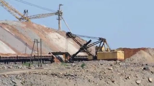 Unloading overburden at the waste bank of Petrove iron ore pit смотреть онлайн