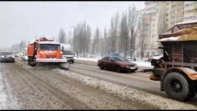 Борьба со снегопадом в Воронеже смотреть онлайн
