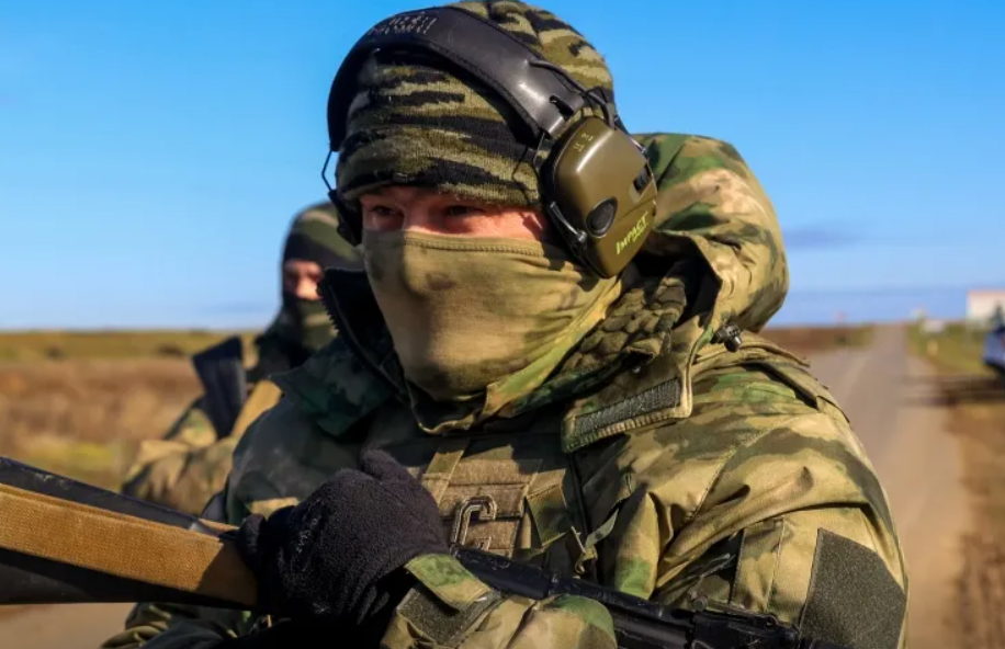 Военкор «Известий» показал, как подразделения Росгвардии ищут украинских диверсантов