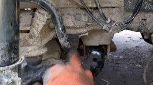 Заменил левый рычаг,  замена  втулок стабилизатора.Замена сальника ступицы. Sprinter 515.