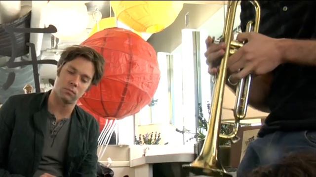 Rufus Wainwright backstage with his band at his 2009 "Release The Stars" tour. смотреть онлайн