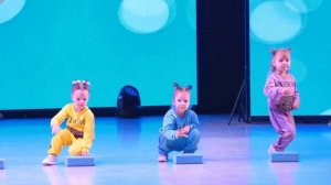 2) Заводной танец 3-4 года