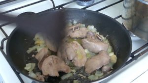 КАК ПРИГОТОВИТЬ КУРИНУЮ ПЕЧЕНЬ НА СКОВОРОДЕ С ЛУКОМ. ВКУСНАЯ КУРИНАЯ ПЕЧЕНКА РЕЦЕПТ